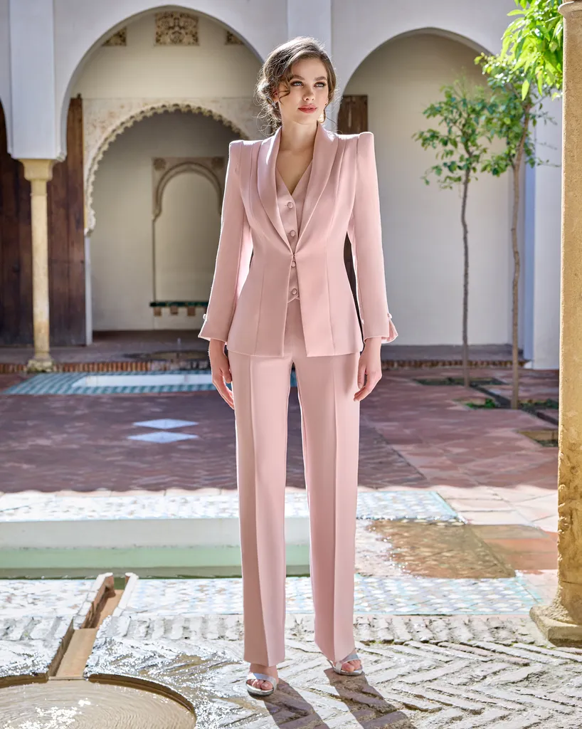 Mujer con un conjunto de chaqueta, chaleco y pantalón rosa