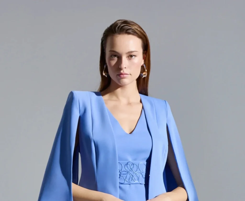Mujer con conjunto de dos piezas azul y pendientes largos elegantes