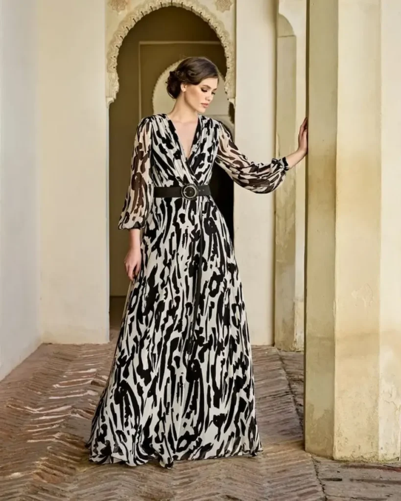 Mujer con vestido estampado blanco y negro largo