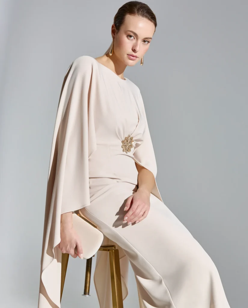 bolso en tono beige como complemento para vestido de madrina de boda
