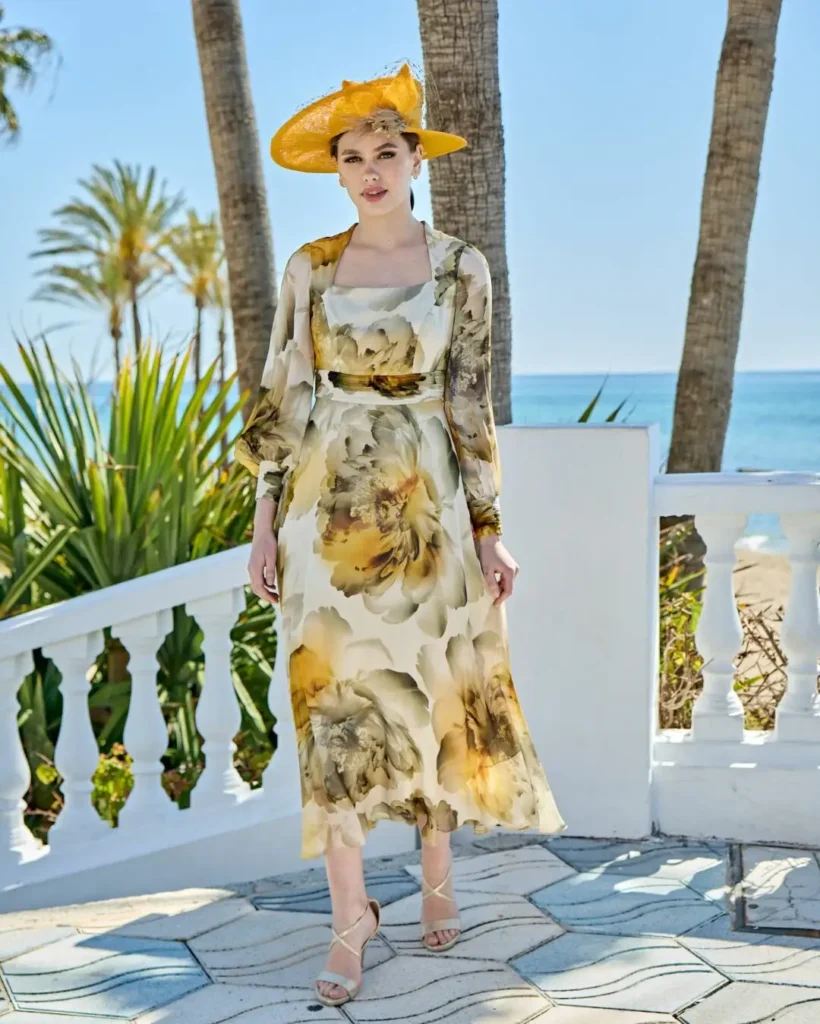 toado en amarillo para acompañar vestido midi de gasa de madrina de boda
