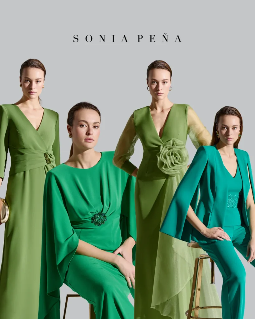 Vestidos de damas de honor del mismo color con diferentes diseños
